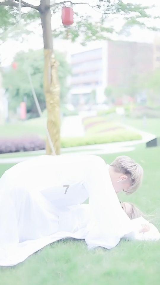 赵露思写真大片P太大？化妆师晒图被抓包，P图事故后直接删帖